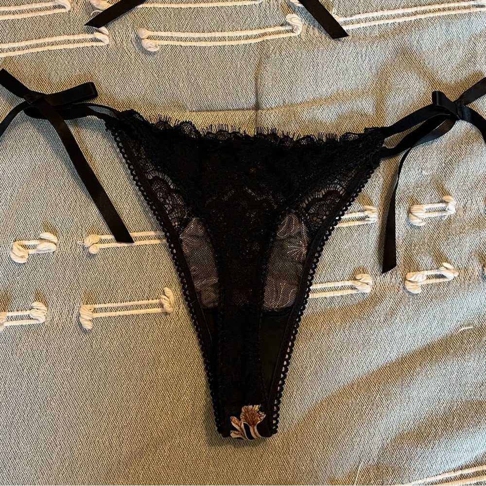 Victoria’s Secret Dream Angels Floral Embroidered Lingerie Set - Picture 9 of 12